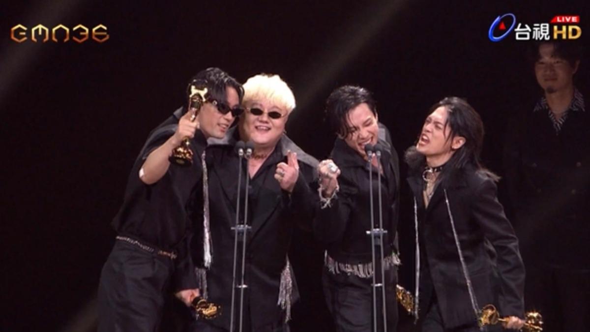 金曲36/TRASH奪最佳樂團!阿夜舉獎座謝老爸安迪 等15年圓夢