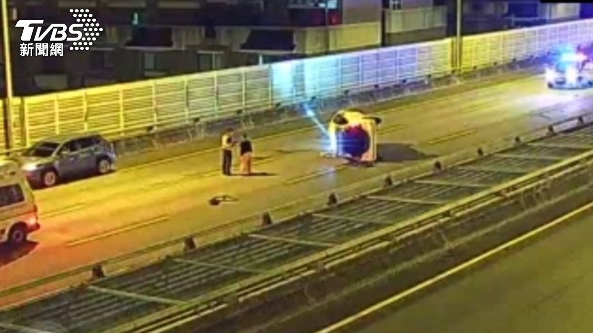 翻車驚魂!23歲女駕駛受困車內 自後車廂爬出僅頭暈