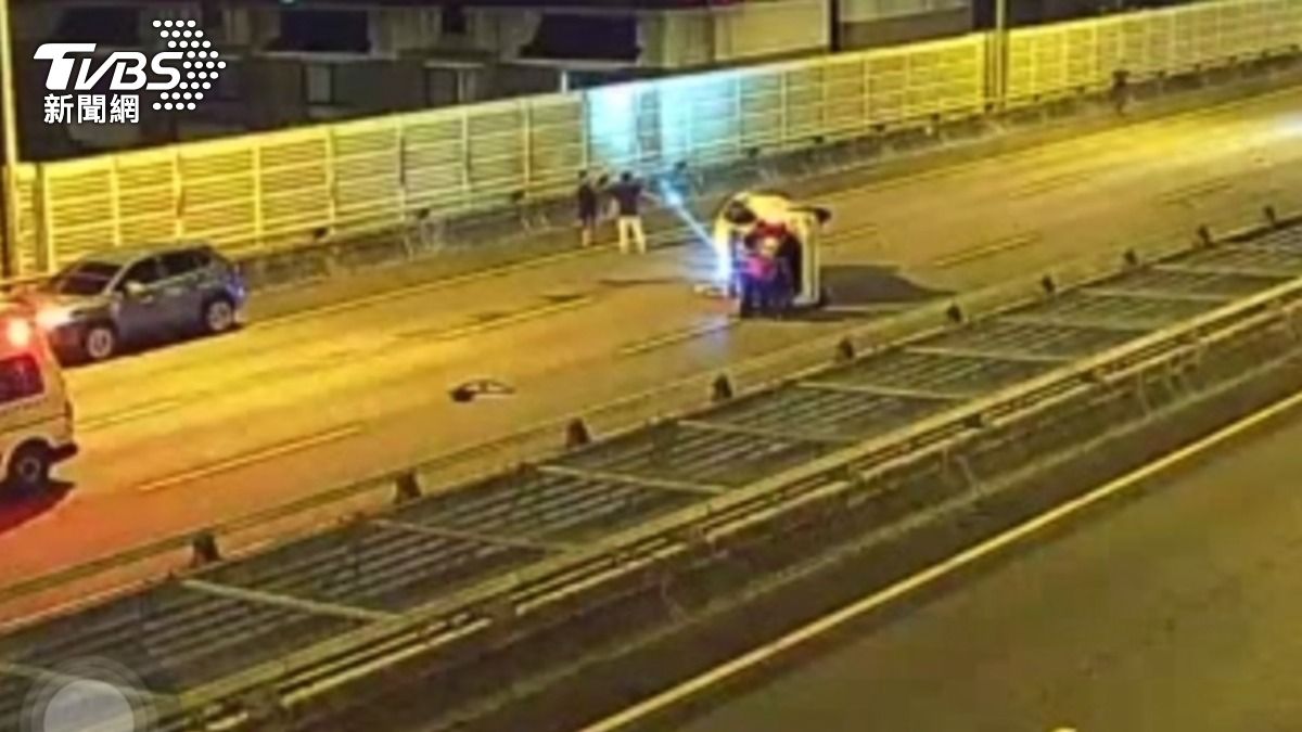 女駕駛半夜中彰快撞車翻覆　「後車廂爬出」幸無嚴重傷。(圖／TVBS)