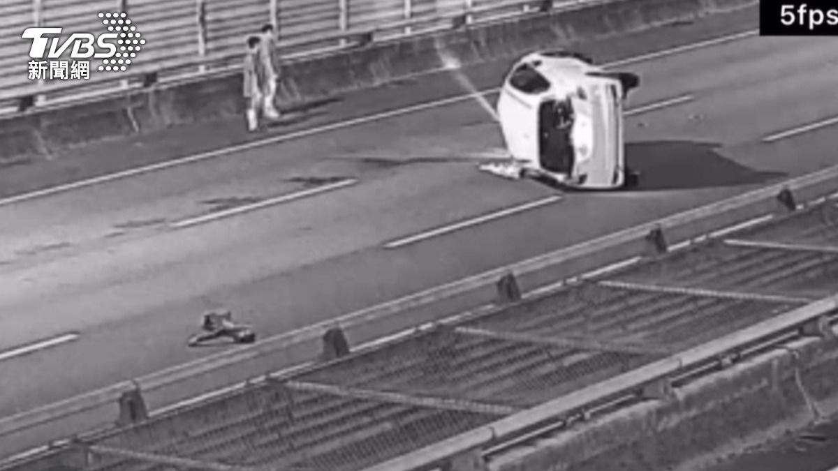 凌晨驚魂！女駕駛74快道翻車　幸無重傷。(圖／TVBS)