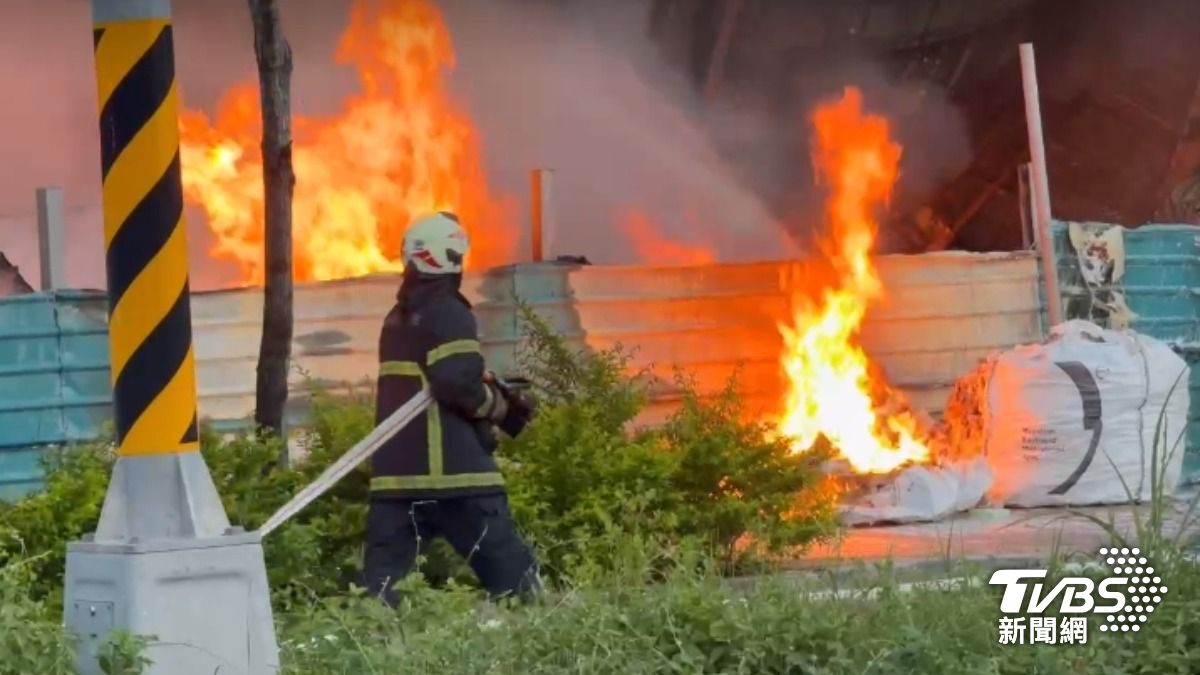在加油站對面！高雄回收場大火竄煙　岡山、橋頭區空品拉警報