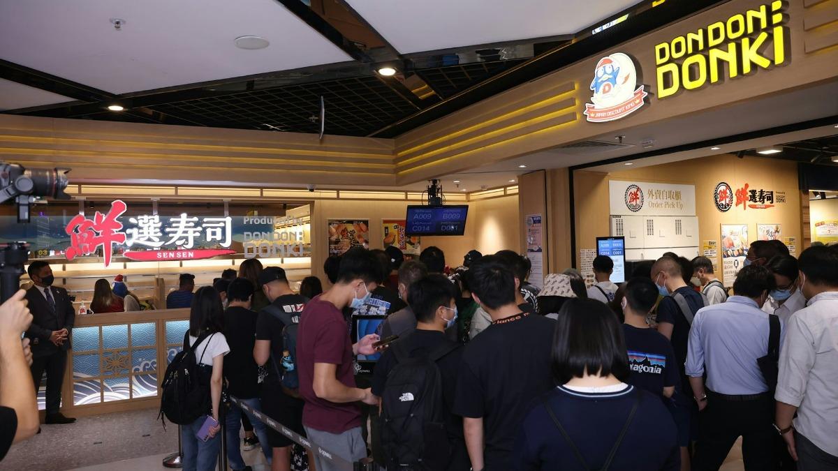 過去DONKI全球首間迴轉壽司店開幕店外大排長龍。(圖/翻攝自臉書@Sen Sen Sushi Hong Kong)