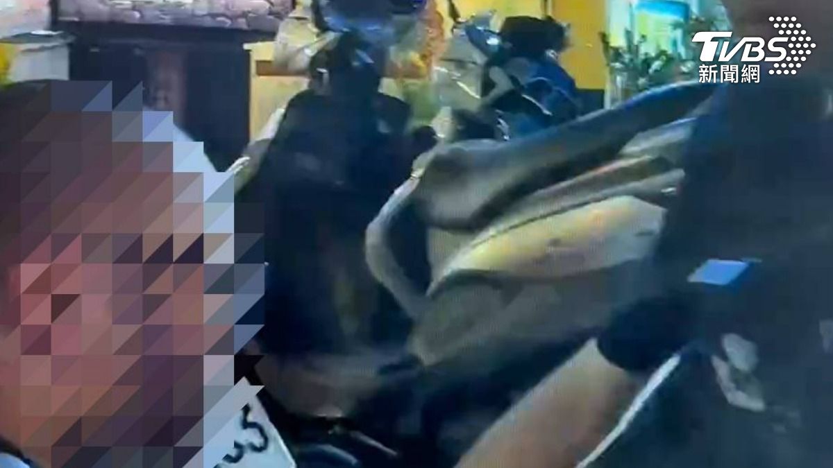 蔡男因涉嫌毒品案件未到案而遭通緝,昨日被員警發現後解送歸案。(圖/TVBS)