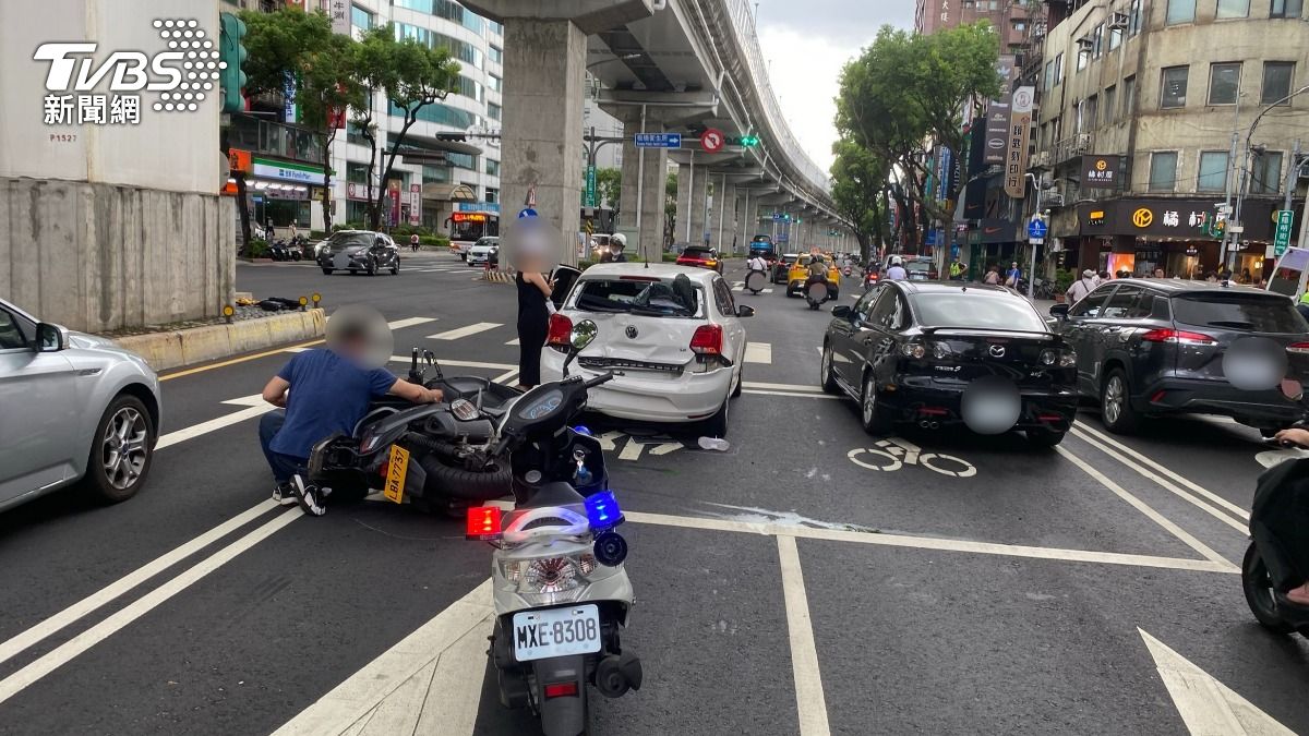 有片/四貼重機追撞轎車!妻抱嬰被甩飛重摔 驚悚畫面曝