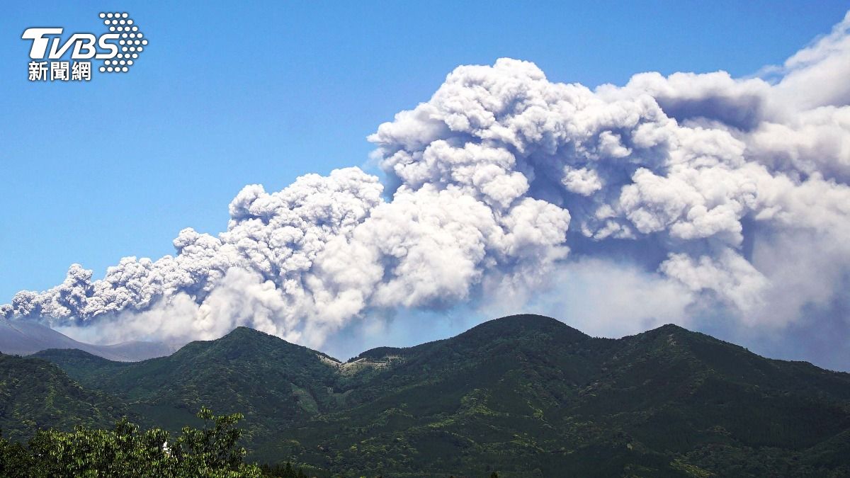 2018年新燃岳火山噴發,噴煙達4500公尺。(圖/達志影像美聯社)