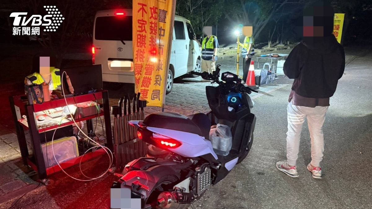 烏日分局會同相關單位,前往大肚區華山路環保公園停車場,攔查噪音車。(圖/TVBS)