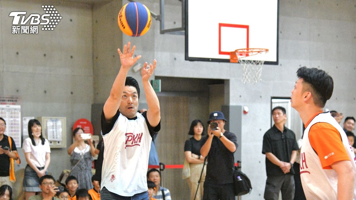 有圖/蔣萬安港湖盃「狂投三分球」拿分 曝遭兒嗆聲:穿拖鞋跟你比