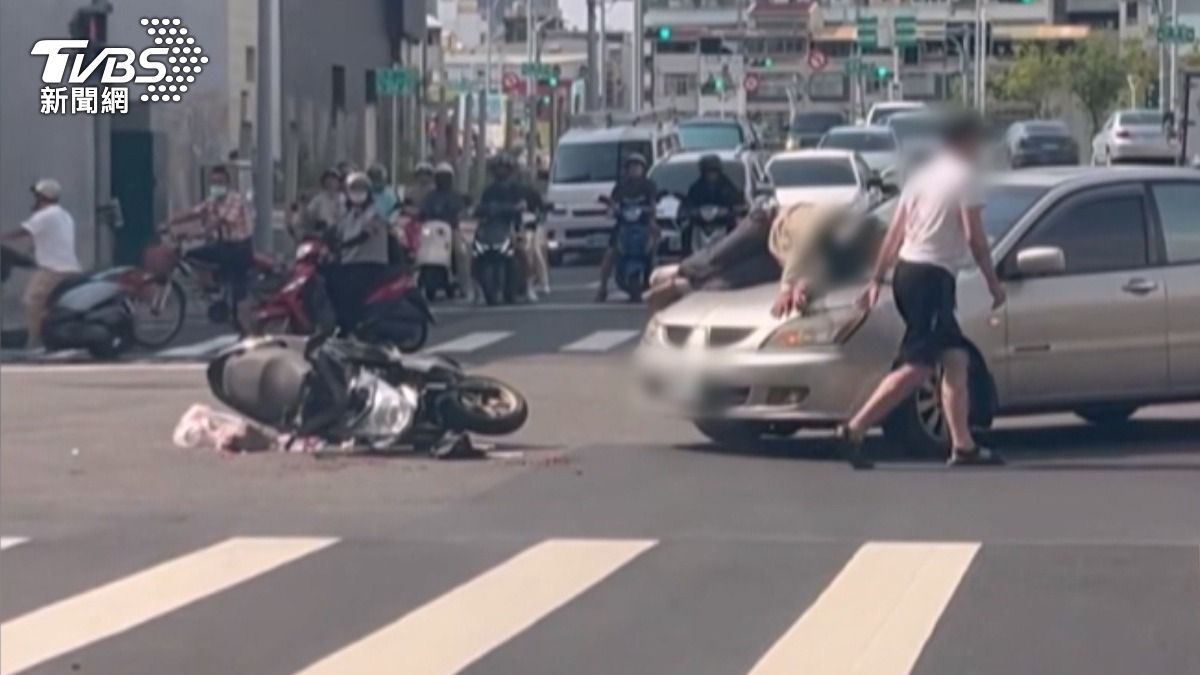 卓姓男子駕駛自小客車未禮讓直行車輛，導致對向機車騎士迎面撞上並卡在引擎蓋上長達10多分鐘。（圖／TVBS）