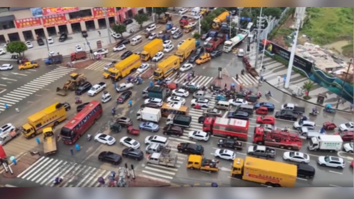 大陸貴州榕江縣一周內兩度爆發洪災，當地政府撤離4萬多人，車輛多到全卡在馬路上。（圖／CCTV+）