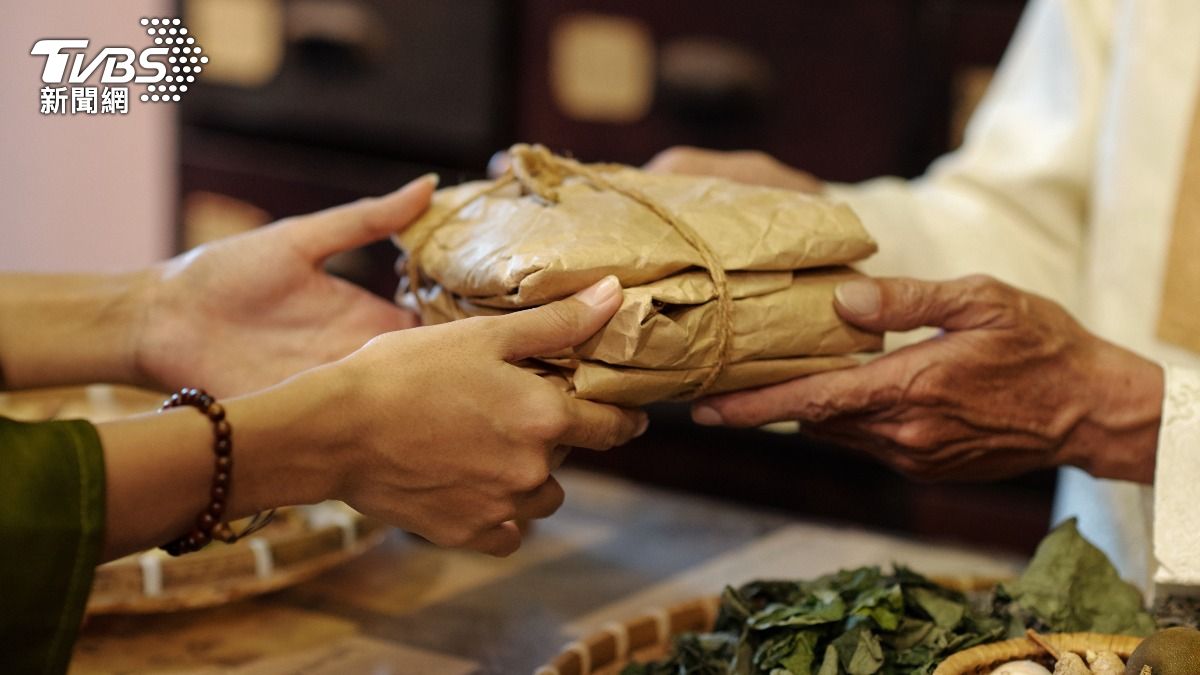 按時吃中藥卻效果有限？醫曝「7類食物」是禁忌：會抵消藥效
