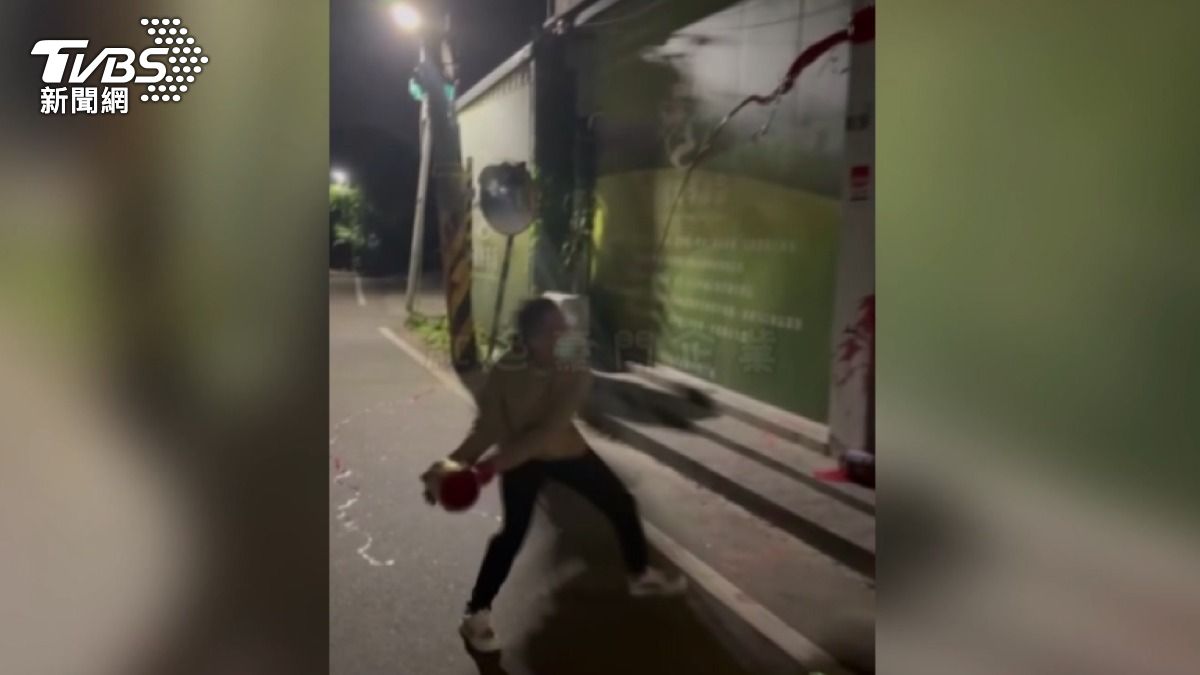男潑紅漆砸茶行還全程錄影。(圖／翻攝黑色豪門企業)