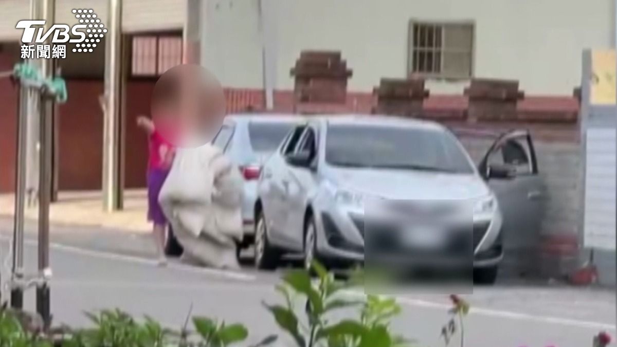 獨/吸毒女路邊大吼大叫,隔日持刀「割喉母親」畫面曝。(圖/民眾提供)