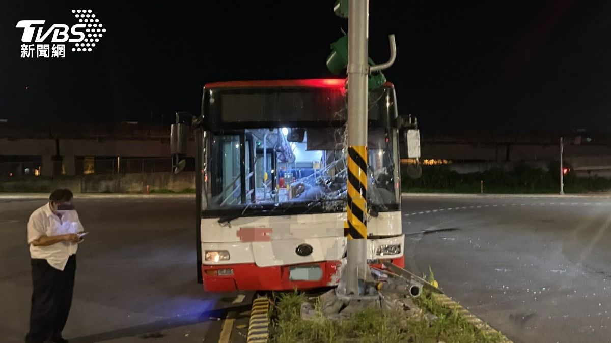 公車自撞安全島,造成號誌、車輛毀損。(圖/TVBS)