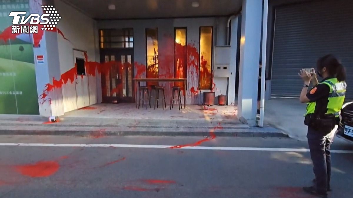 茶行慘遭潑漆毀損，警方到場蒐證。(圖／TVBS)