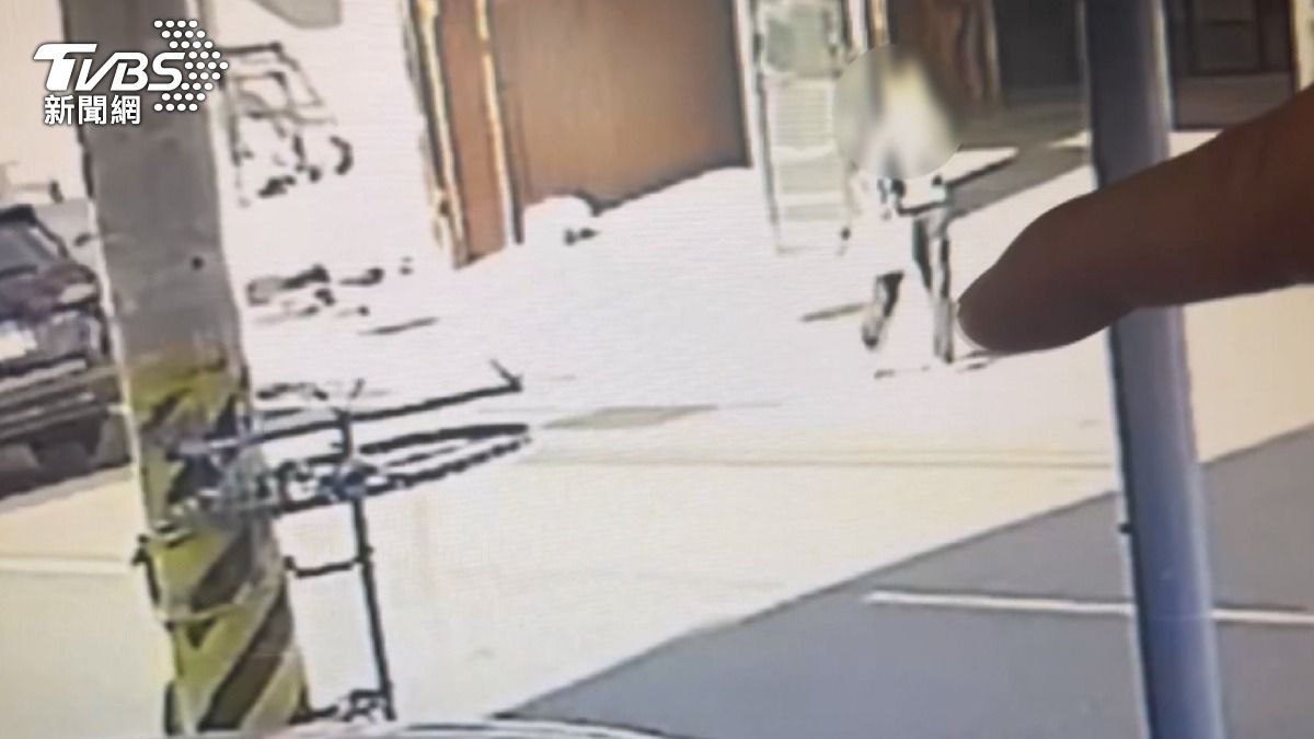 彰化母慘遭女兒砍死,鄰居拍下「披棉被咒罵」異常行徑。(圖/民眾提供)