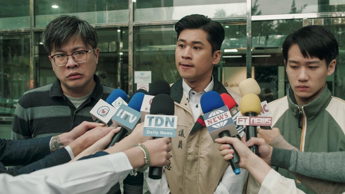黃迪揚(中)在《火神的眼淚》中飾演「讓人壓力山大」的議員。(圖/公視提供)