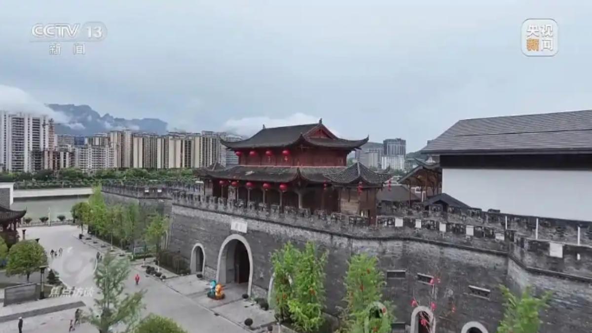 湖南張家界斥資百億台幣打造的「大庸古城」淪為大型蚊子館,入園遊客每天平均只有10幾人,4年下來累計虧損43億台幣,而唯一獲利的只有外面的停車場。(圖/大陸央視)