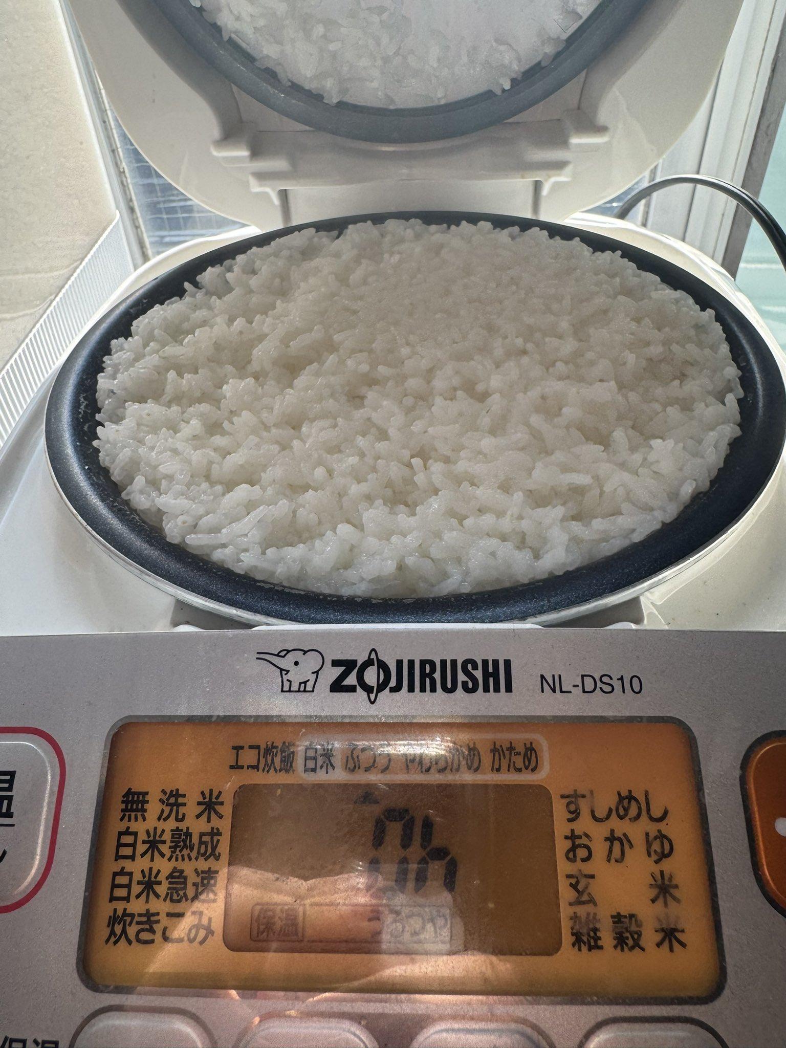 煮熟的米飯從電子鍋內鍋溢出。(組圖/翻攝自X @saba3sub)