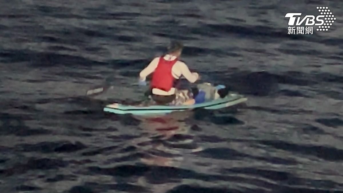 台東兩名SUP立槳好手從蘭嶼划向綠島一度失聯,海巡艇出動戒護。(圖/民眾提供)