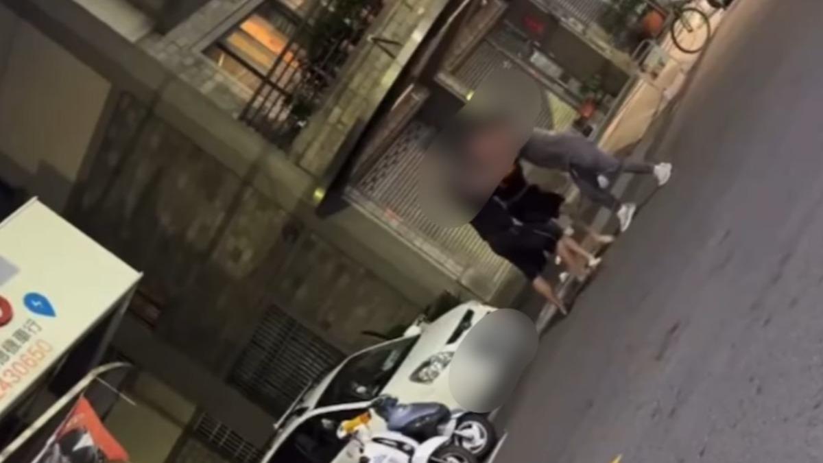 不滿家門前遭臨停！台南男變「浩克」捶爆轎車還打傷2人