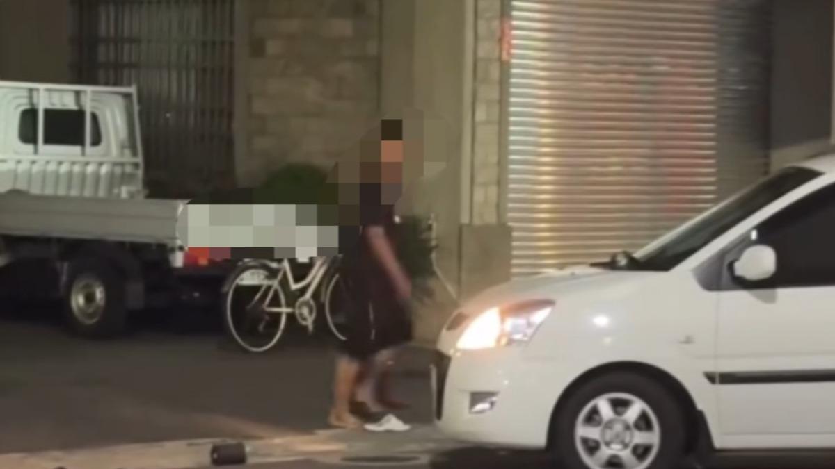 男住戶不滿家門前遭臨停。(圖/民眾提供)