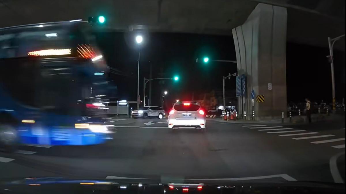 有片/葛瑪蘭客運闖紅燈狂飆!宜蘭路口險釀意外 驚險瞬間曝