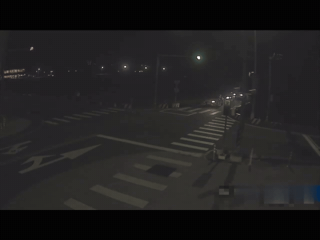 客運高速闖紅燈，嚇壞行經路口的民眾。（圖／TVBS）