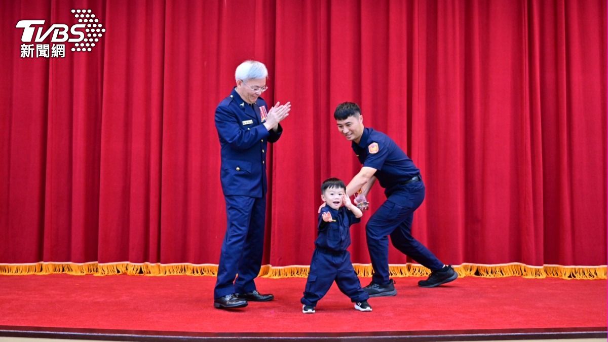 獨/無視警署長!高雄帥警獲獎 2歲E人兒「表演慾突爆發」全場關注