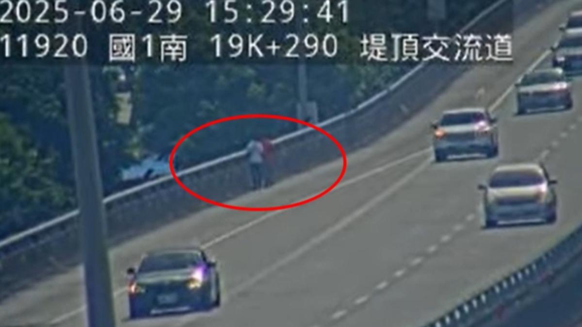 快訊/國一汐五高架「驚見2行人」 路肩悠閒散步看風景