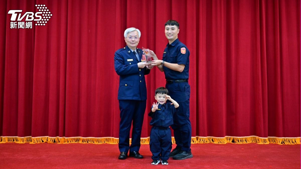 三民一分局長明派出所陳弘修優異表現獲得警政署授獎肯定 。（圖／TVBS）