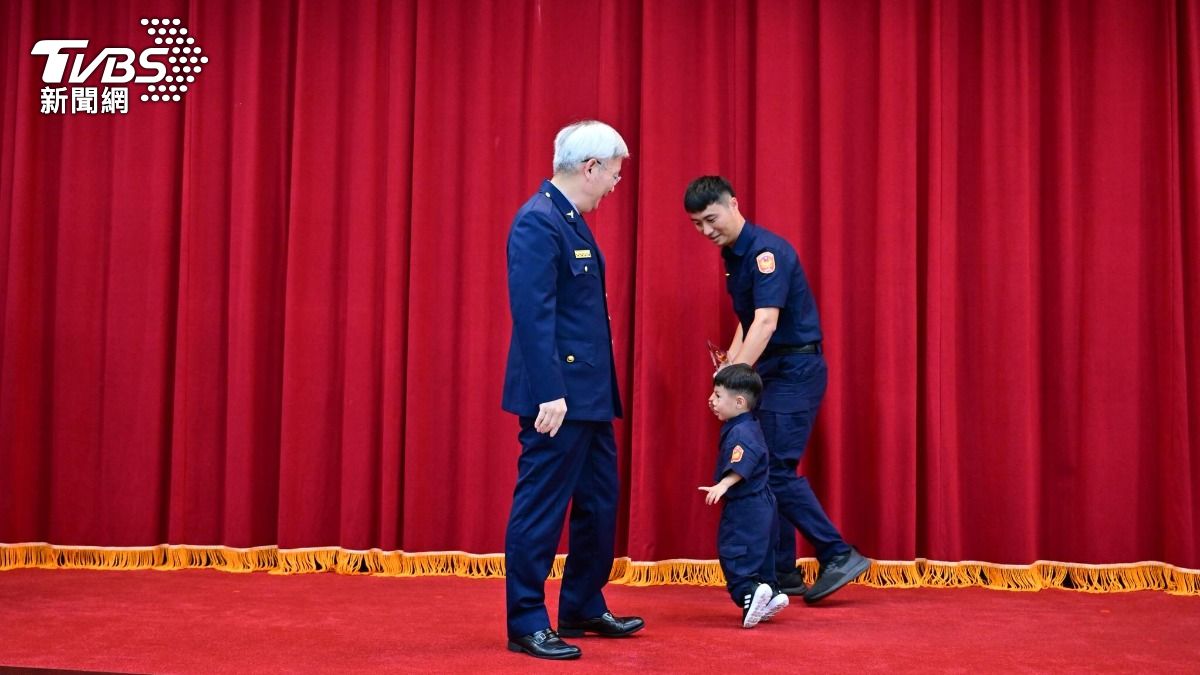 陳弘修緊張的拉著兒子下台 。（圖／TVBS）
