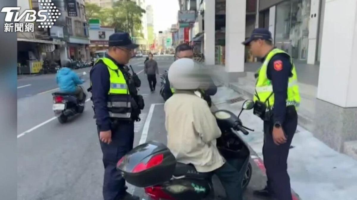 騎乘微型電動二輪車,無須考照。(圖/TVBS)