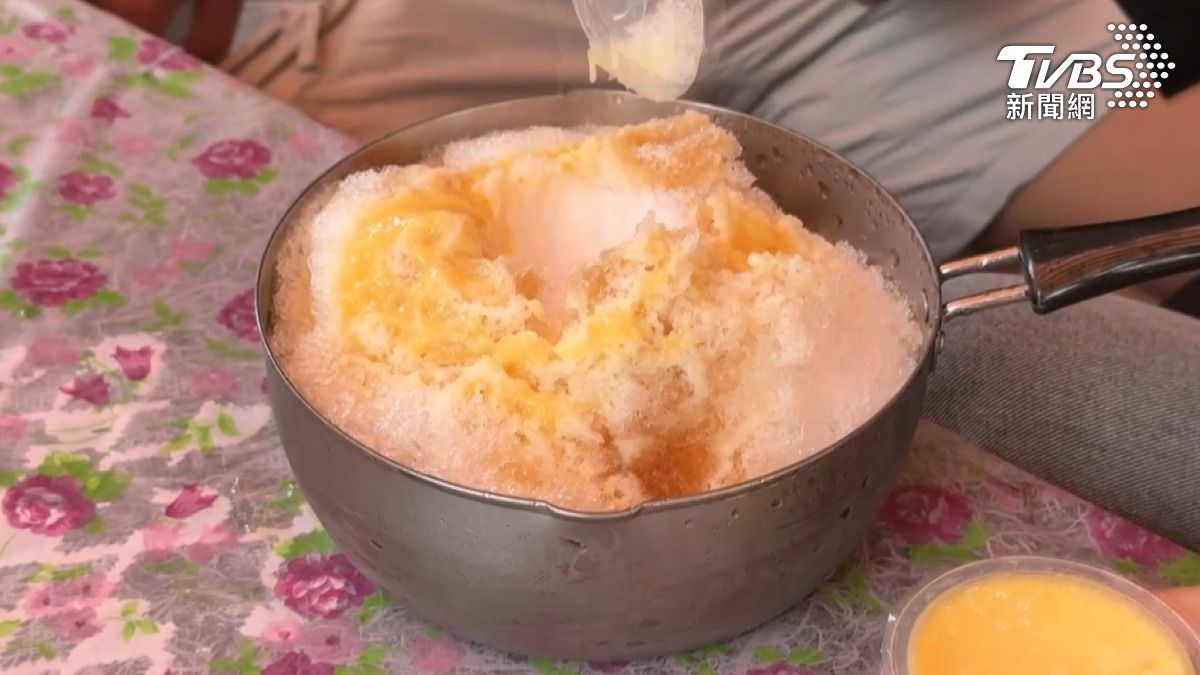 台南一家50年老店推出「平底鍋冰」，使用與鍋燒麵相同的平底鍋盛裝刨冰。（圖／TVBS）