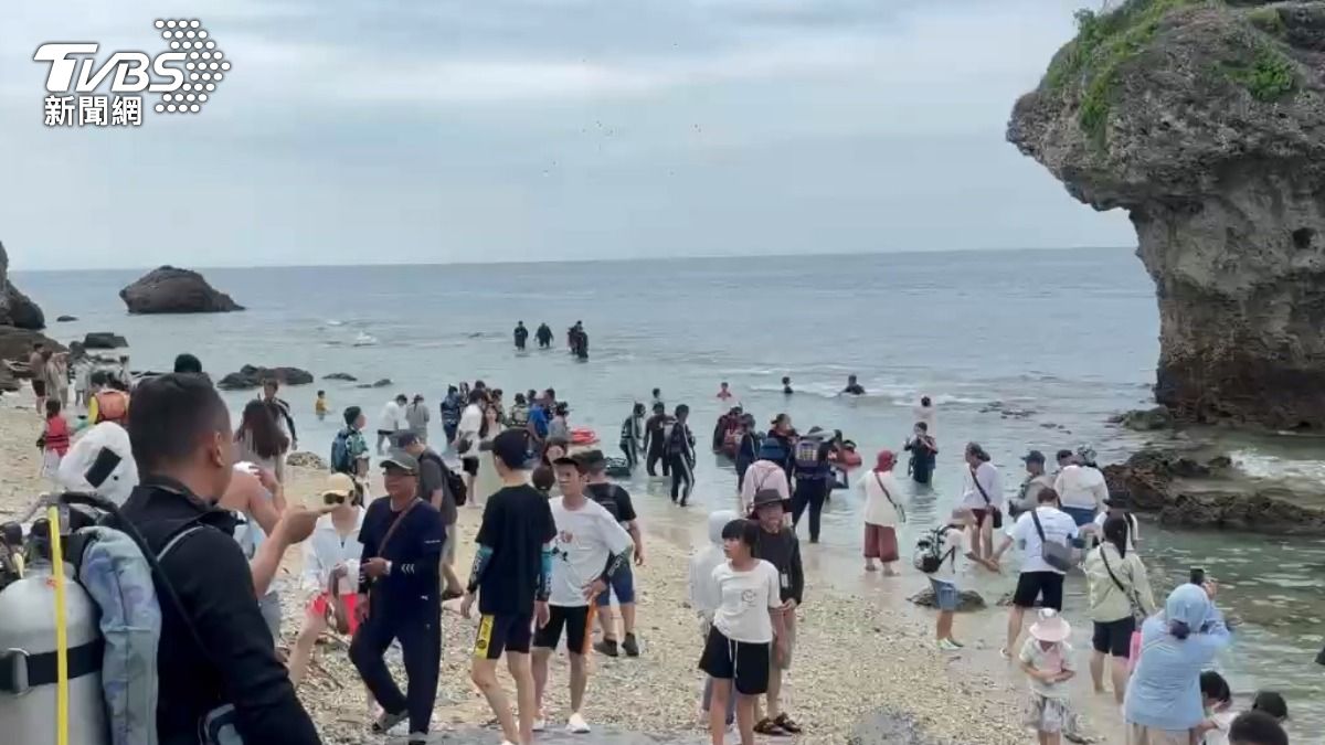 小琉球海邊擠滿遊客，暑假兩個月期間住宿假日幾乎全滿。（圖／TVBS）