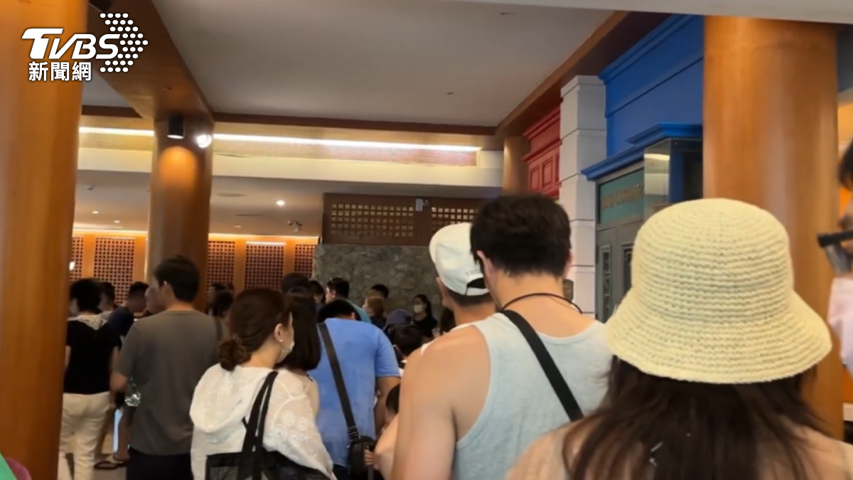 一間親子飯店因促銷活動導致人潮爆滿，辦理入住需時長達1.5小時，引起旅客不滿。（圖／TVBS）