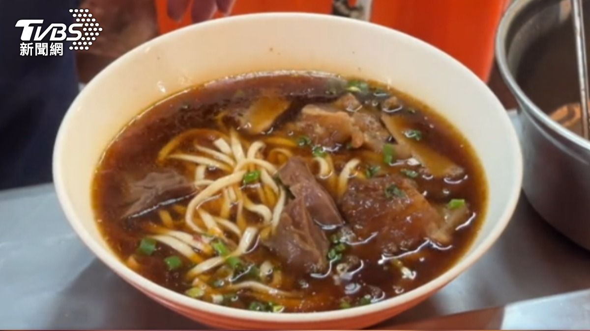 大同區「潘家老牌牛肉麵」,主打用牛骨熬的湯底。(圖/TVBS)