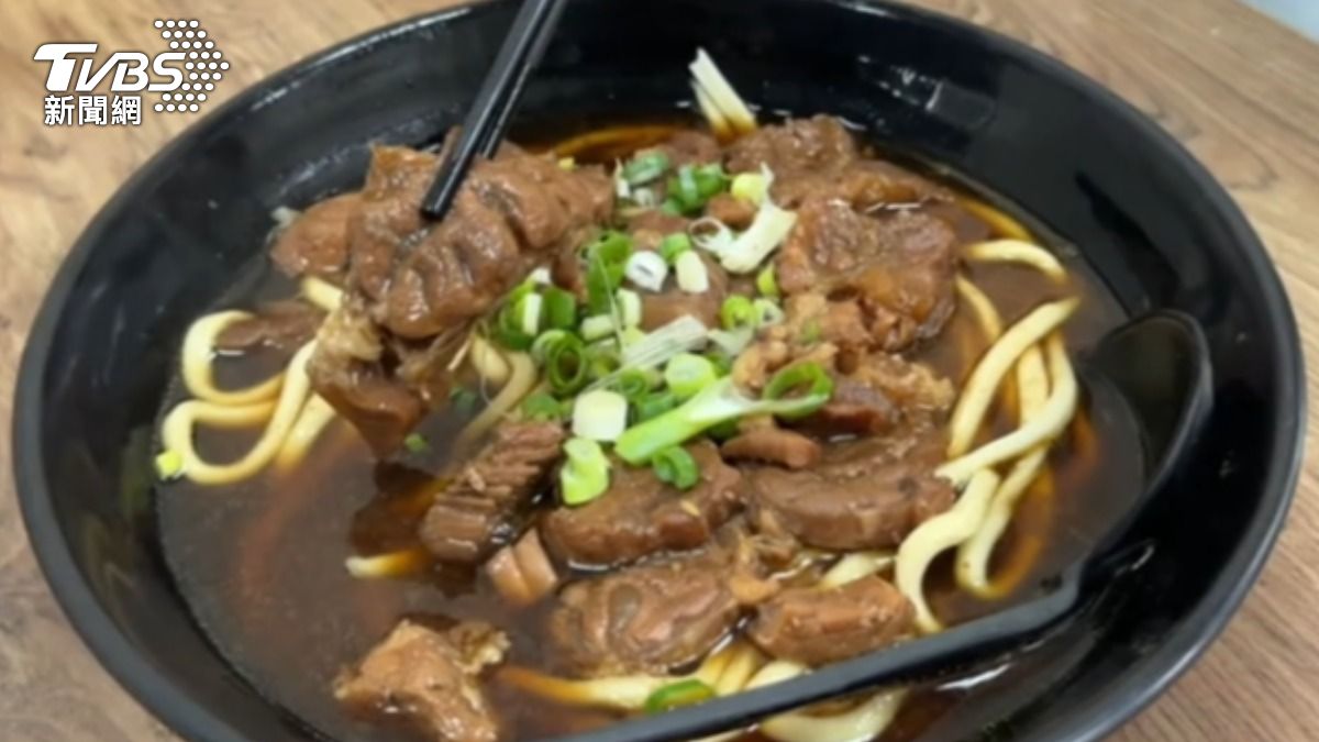 「美濃牛肉麵」口感扎實的刀切麵,也抓住許多人的味蕾。(圖/TVBS)