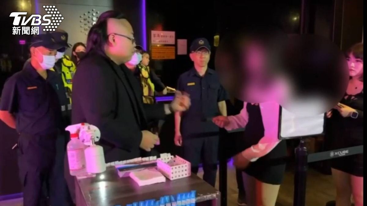 夜店配合警方實施身份查核。(圖/TVBS)