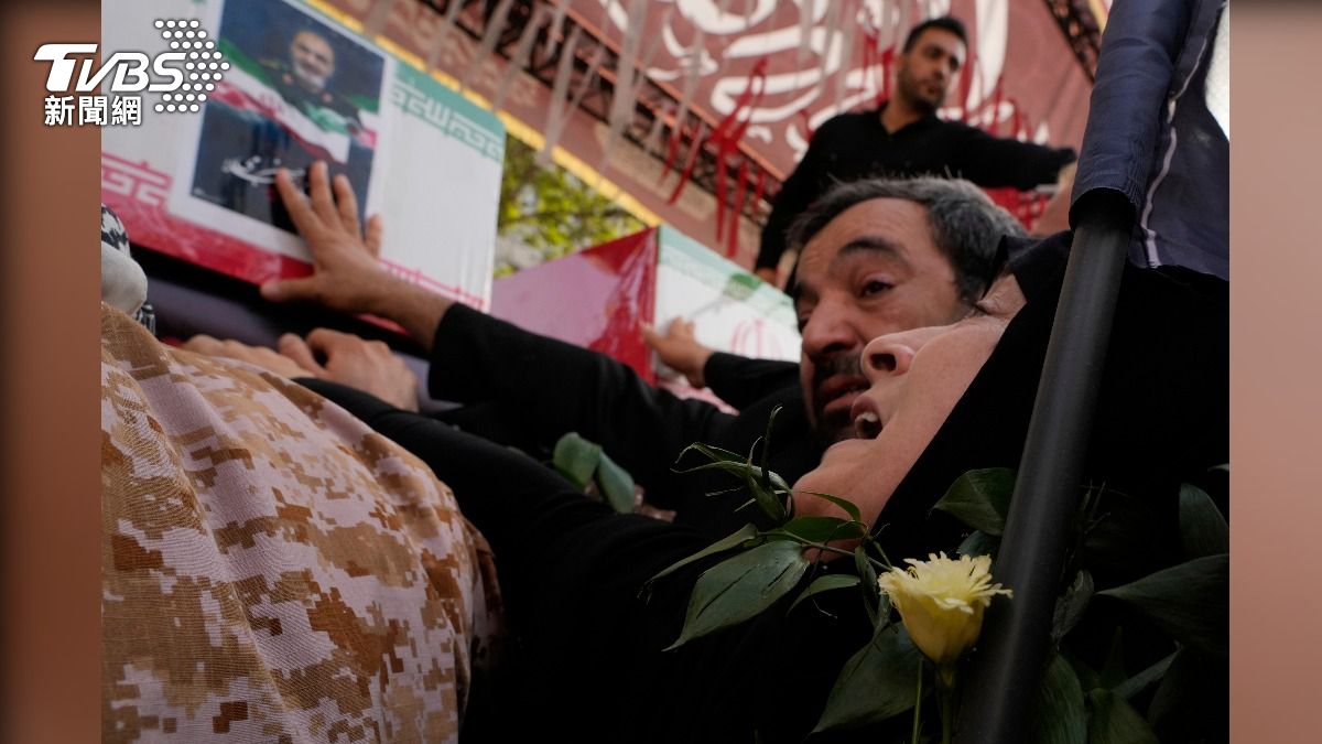 伊朗革命衛隊總司令沙拉米喪命，民眾難過痛哭觸摸他的棺木。（圖／達志影像美聯社）