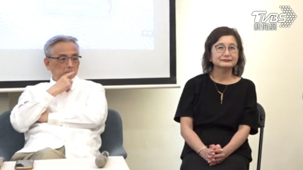 李登輝前總統辦公室主任蘇志誠(左)，與李登輝前文膽李靜宜，皆出席朱素心新書發表會。(圖/TVBS) 