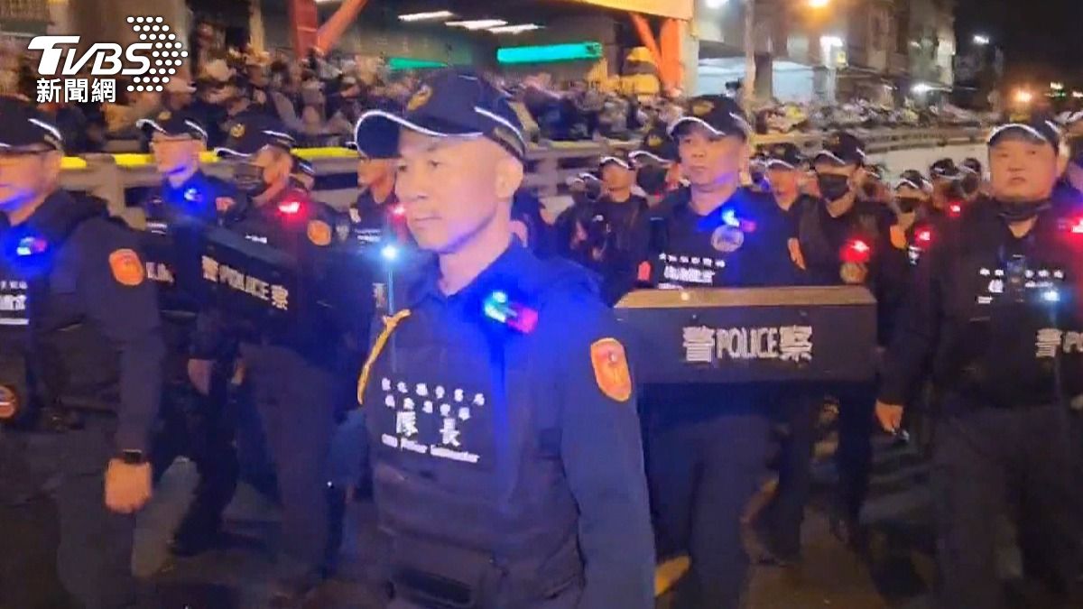 大甲媽遶境期間訓練員警的首席教官。(圖/TVBS)
