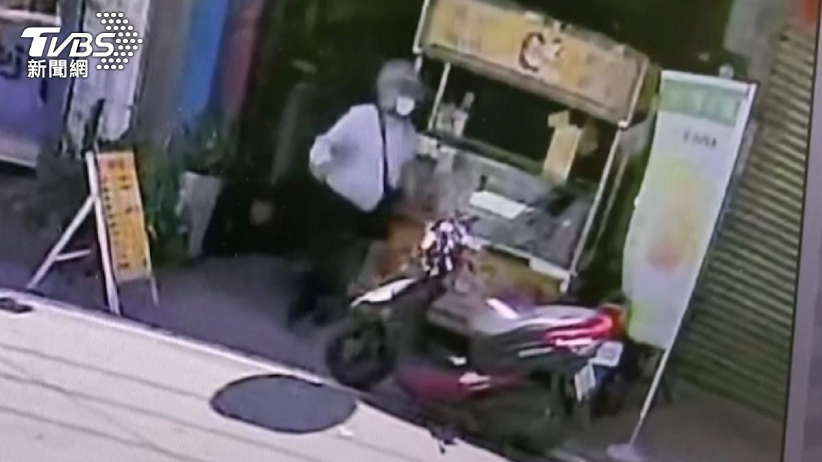 白衣男闖店偷12萬 警鎖定嫌犯追緝中(圖/TVBS)