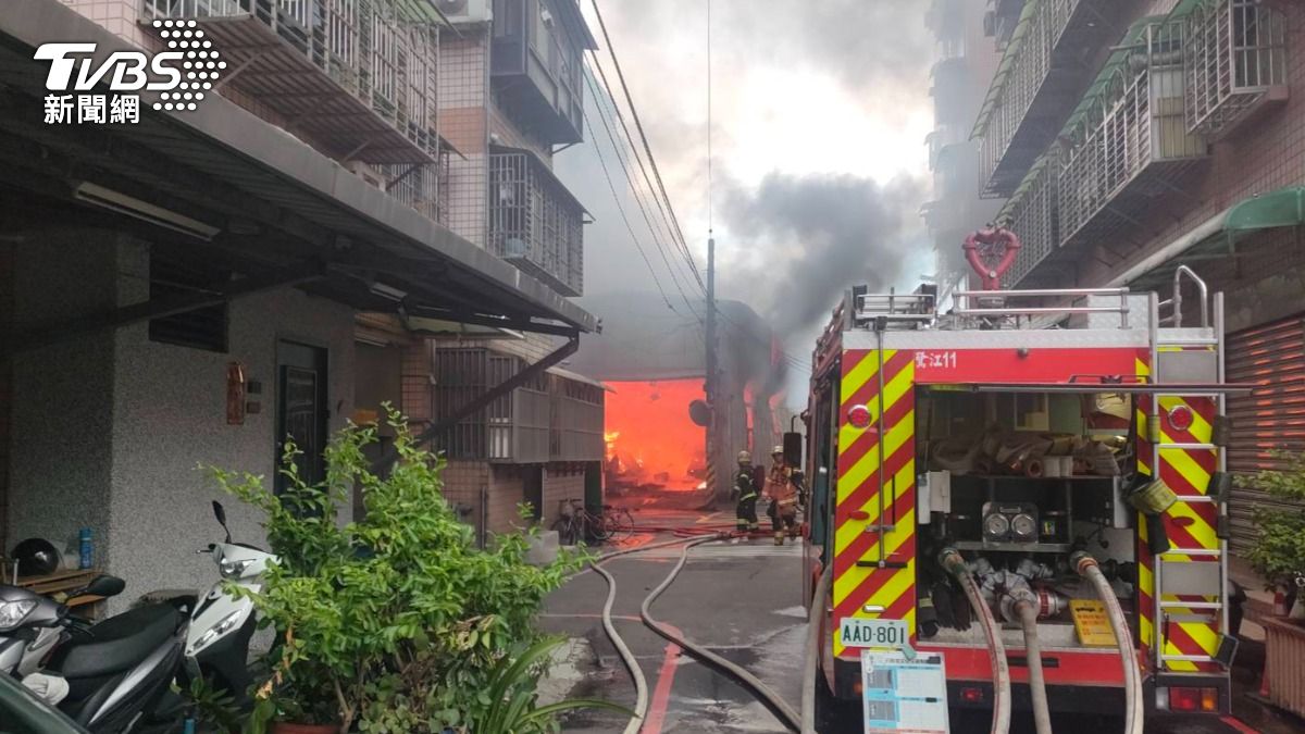 快訊/蘆洲鐵皮工廠「失火黑煙狂竄」 消防急派49車撲救