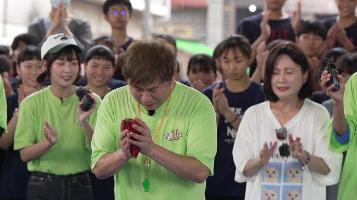 胡瓜親自示範遊戲規則。（圖／民視提供）