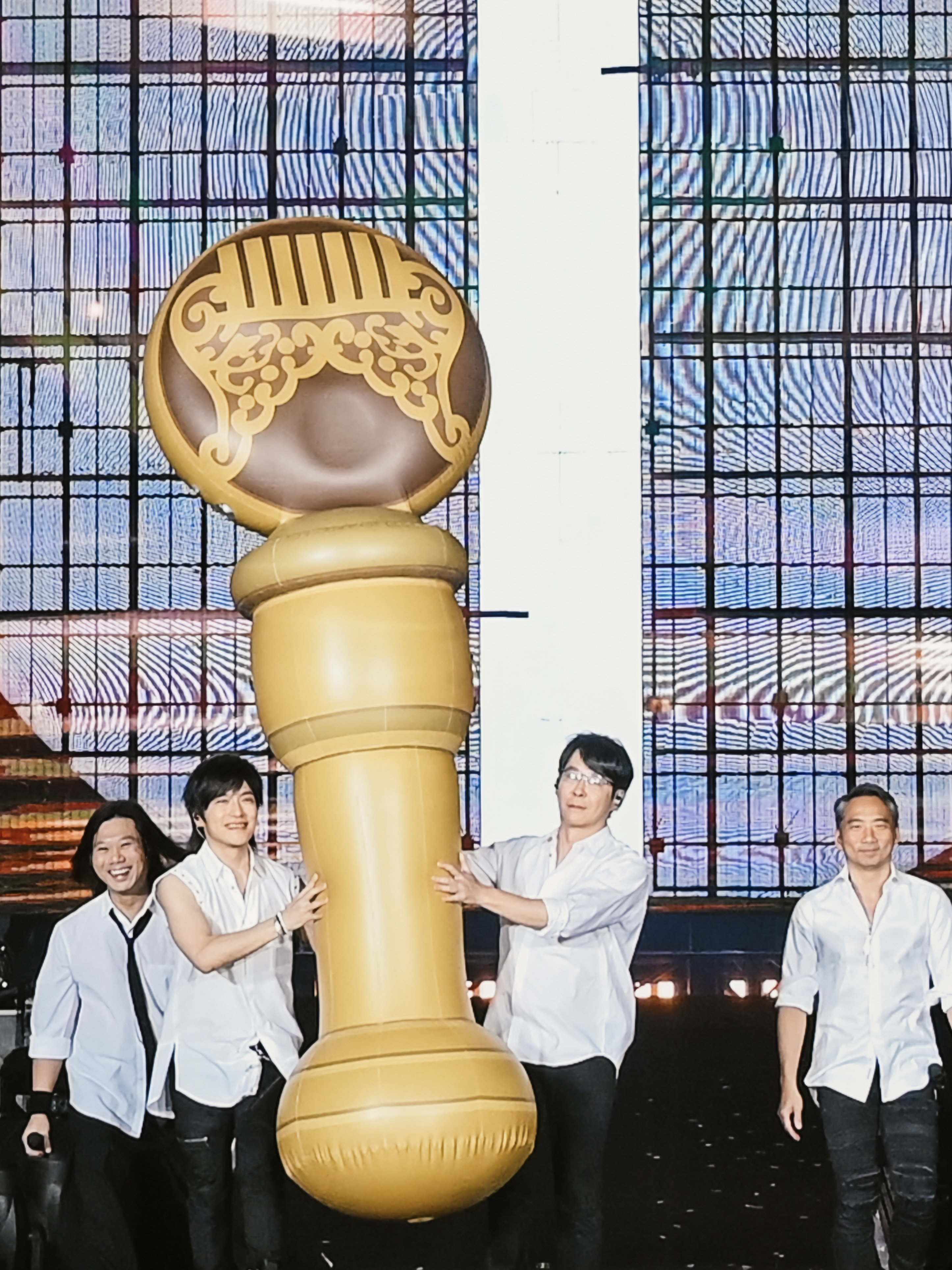 瑪莎、怪獸、冠佑以及石頭帶著超大獎盃登台。(圖/相信音樂提供)