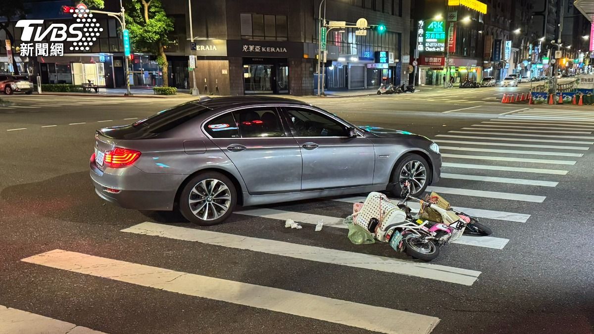 婦人騎電輔自行車過馬路遭右轉車撞翻 左腿骨折緊急送醫