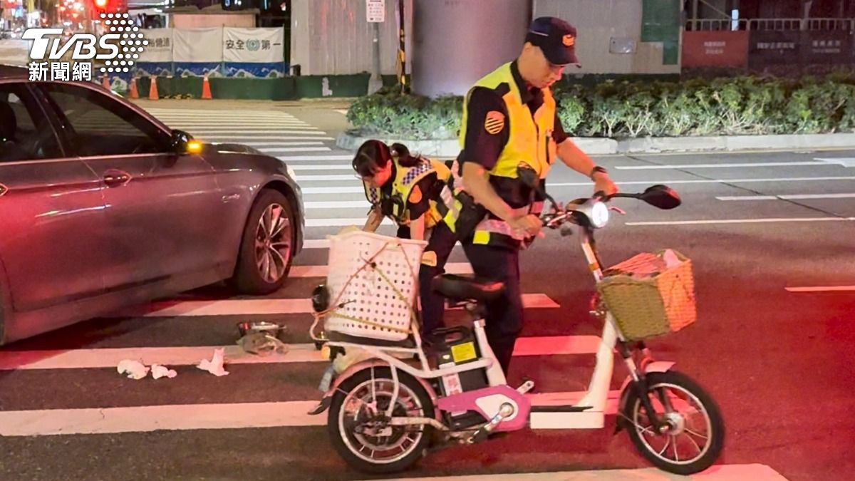 警方將林婦騎乘之電輔自行車扶起牽至路旁。（圖／TVBS）