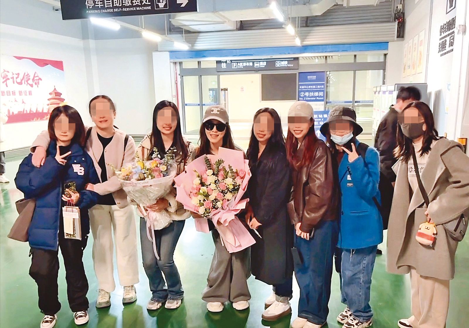 近來范瑋琪(左四)勤跑中國大陸,舉辦巡迴演唱會。(圖/翻攝自黑天使製作微博)