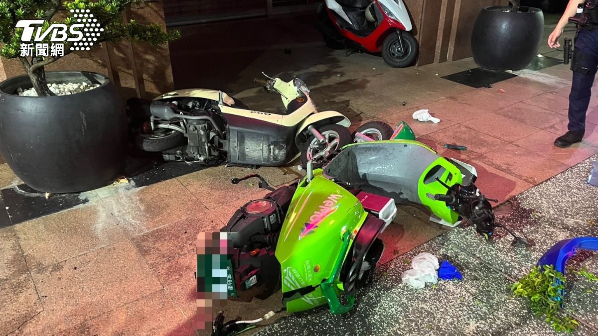 高雄男疑恍神連撞6車 受害車主超衰「吃個飯車貓了」