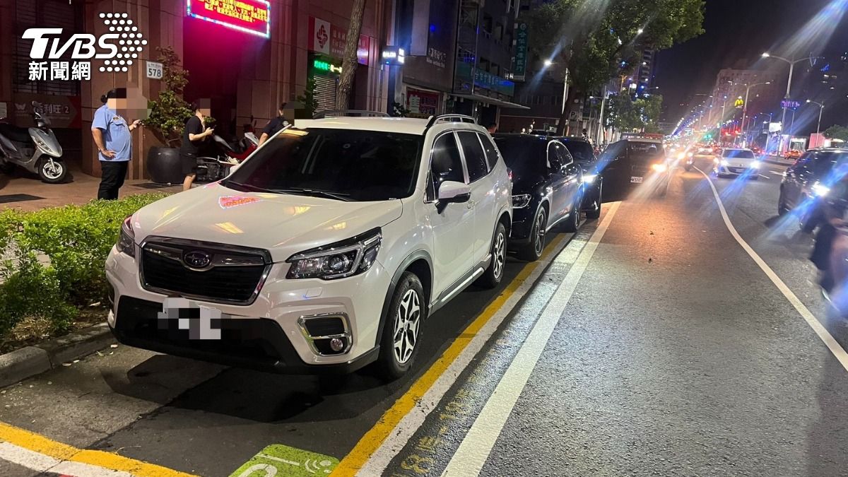 路邊汽車被波及。(圖/TVBS)